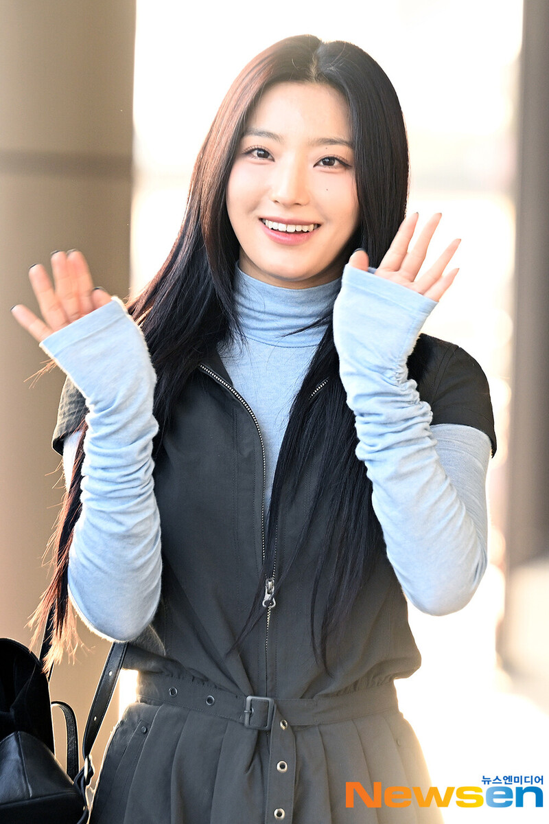 241109 fromis_9 Saerom at Gimpo International Airport documents 2