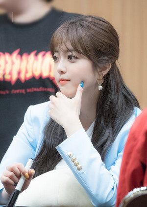 190519 Weki Meki Suyeon at 'LOCK END LOL' Dongdaemun Fansign