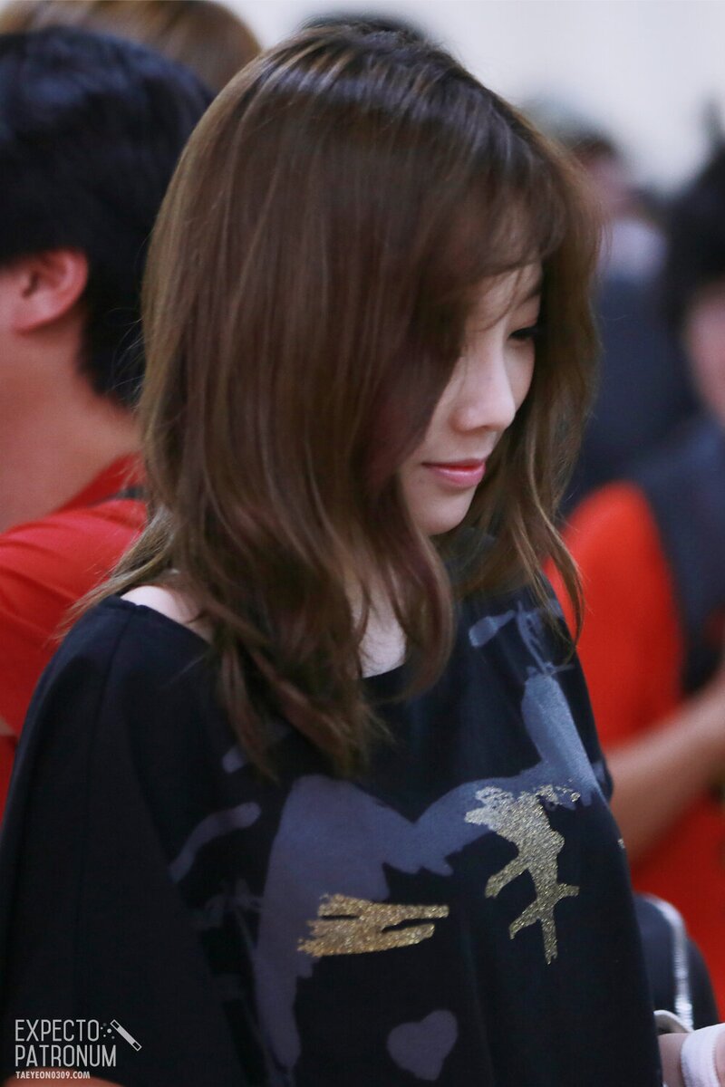 120807 Girls' Generation Taeyeon at Gimpo Airport documents 2