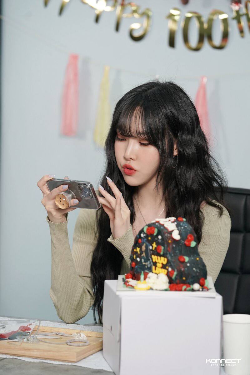 220511 Konnect Entertainment - Yuju at 100th Day Celebration Behind the Scenes documents 8