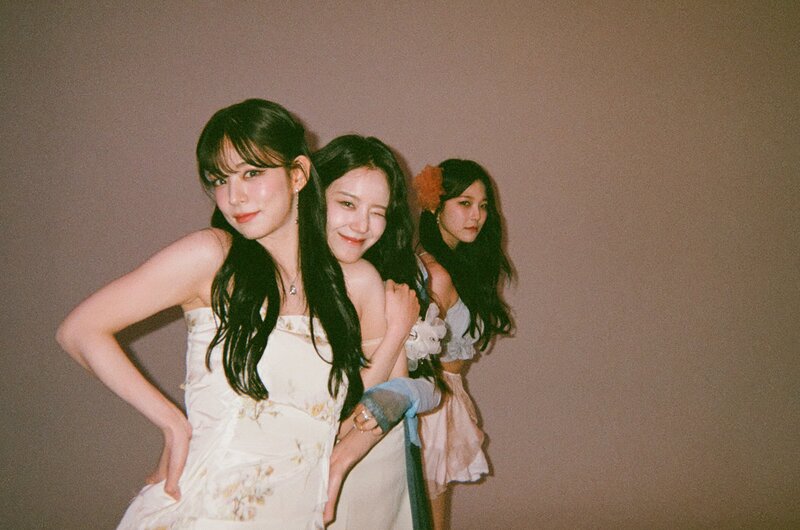 220630 M2 Twitter Update - fromis_9 June Film Camera Photos for 'Stay This Way' documents 11