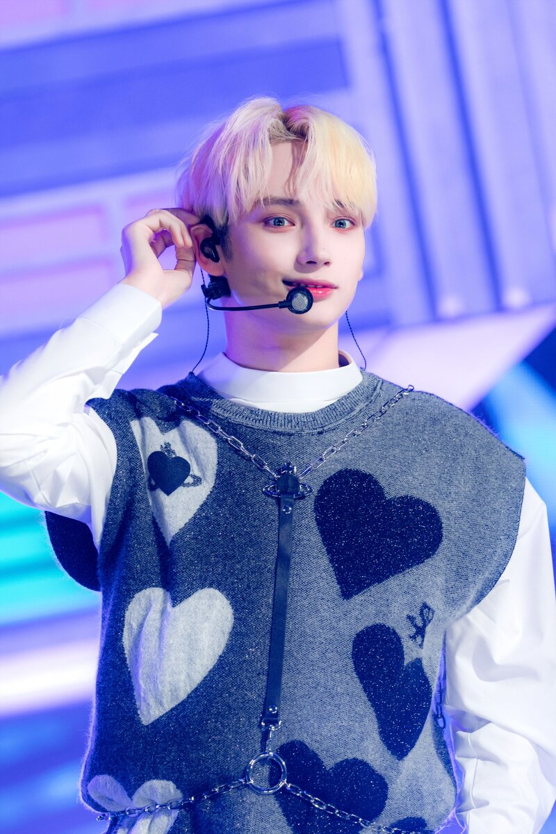 231015 TXT Hueningkai - 'Back for More' and 'Chasing That Feeling' at Inkigayo documents 3