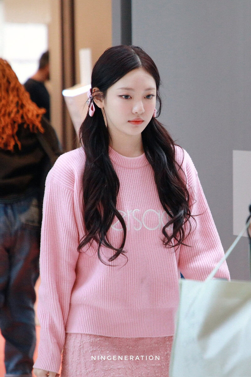 240223 NINGNING at Paris Charles de Gaulle Airport documents 2