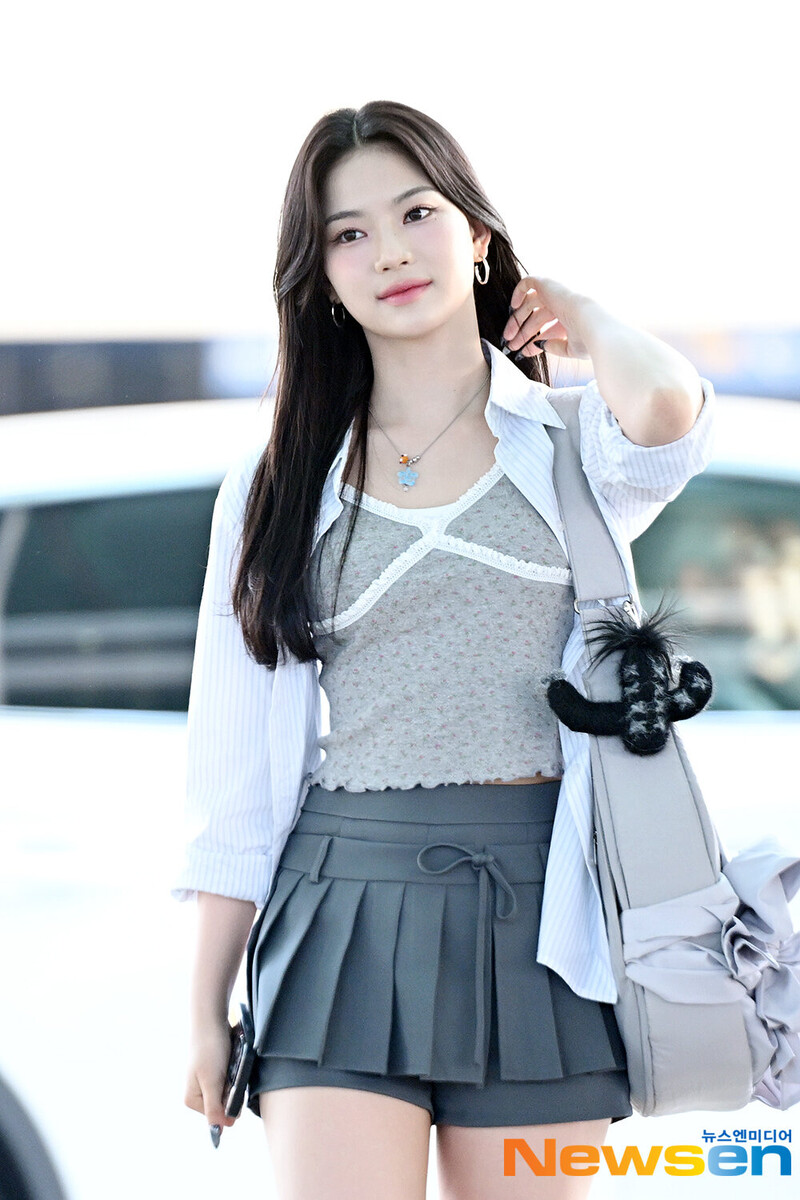 240531 STAYC Isa at Incheon International Airport documents 5