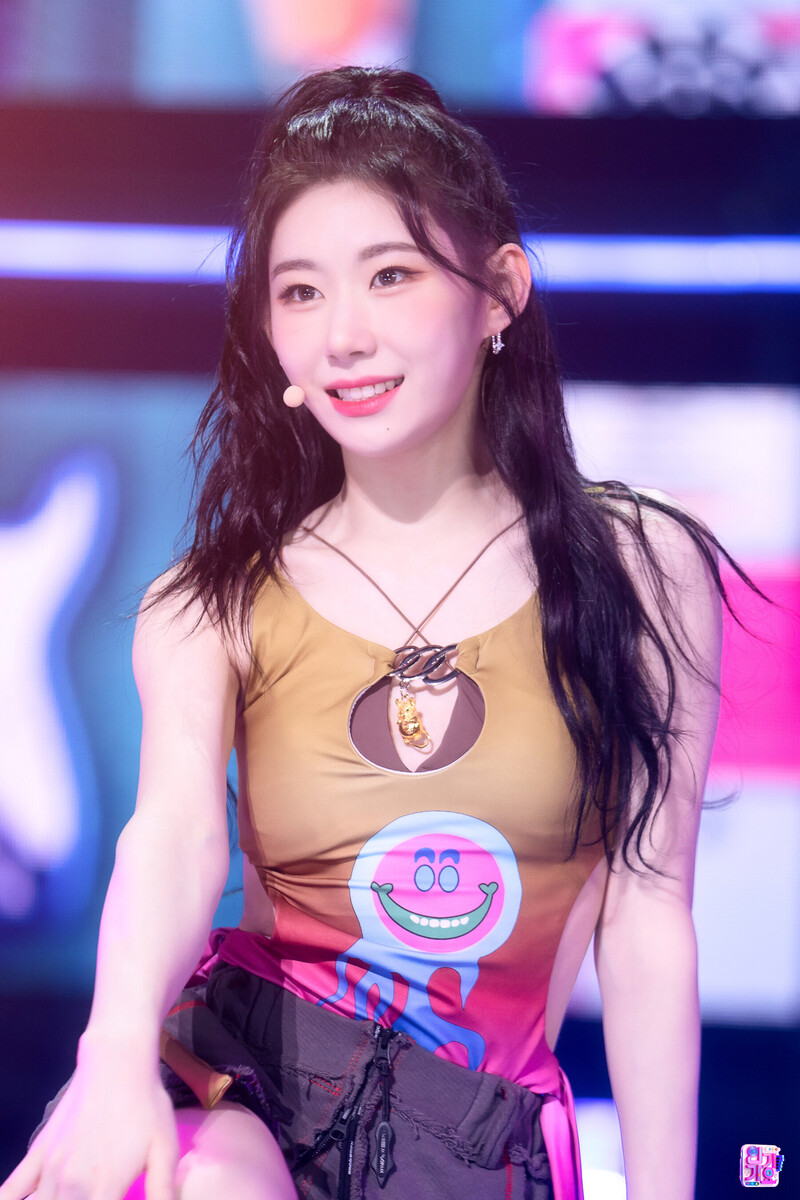 220724 ITZY Chaeryeong - 'SNEAKERS' at Inkigayo documents 8