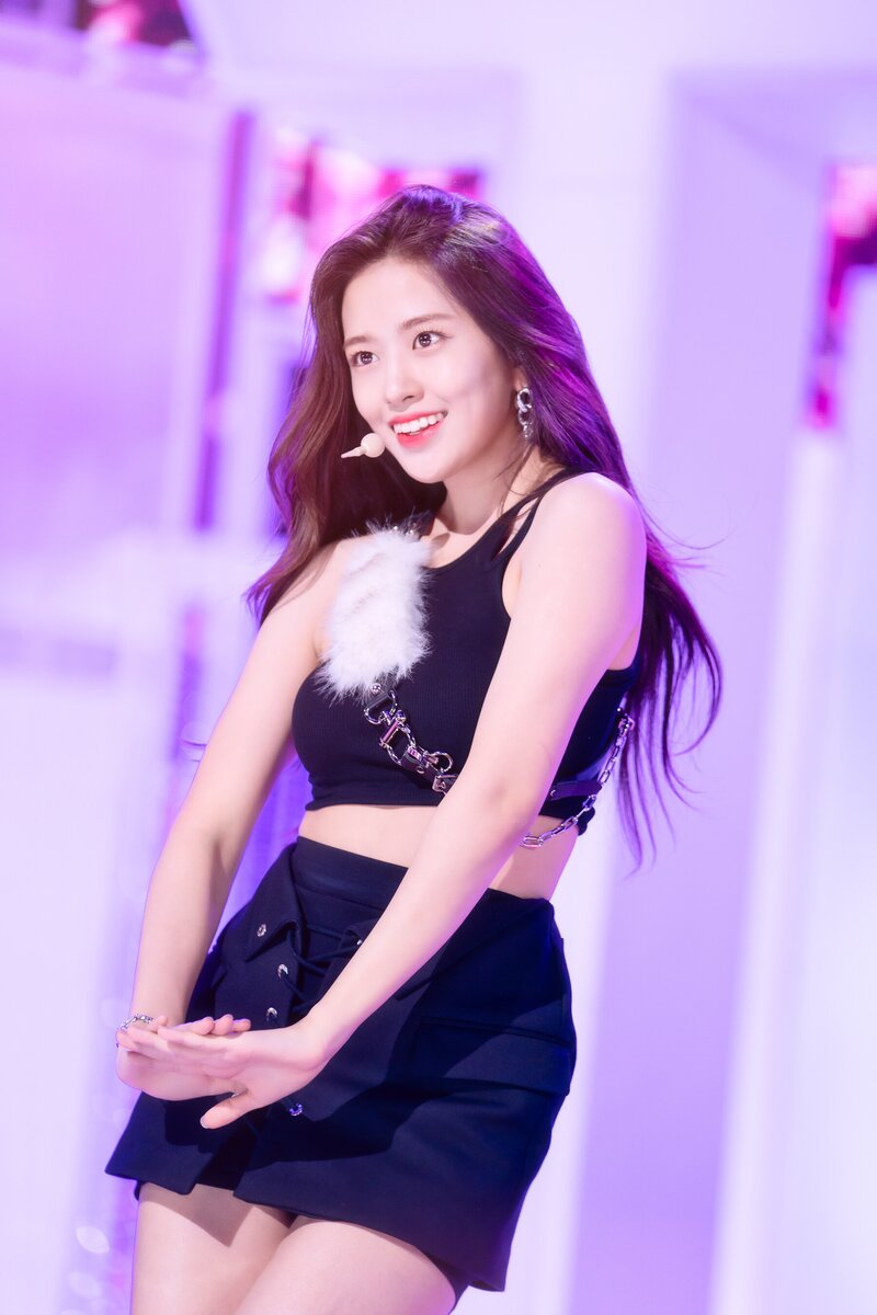 220828 IVE Yujin - 'After Like' at Inkigayo documents 26