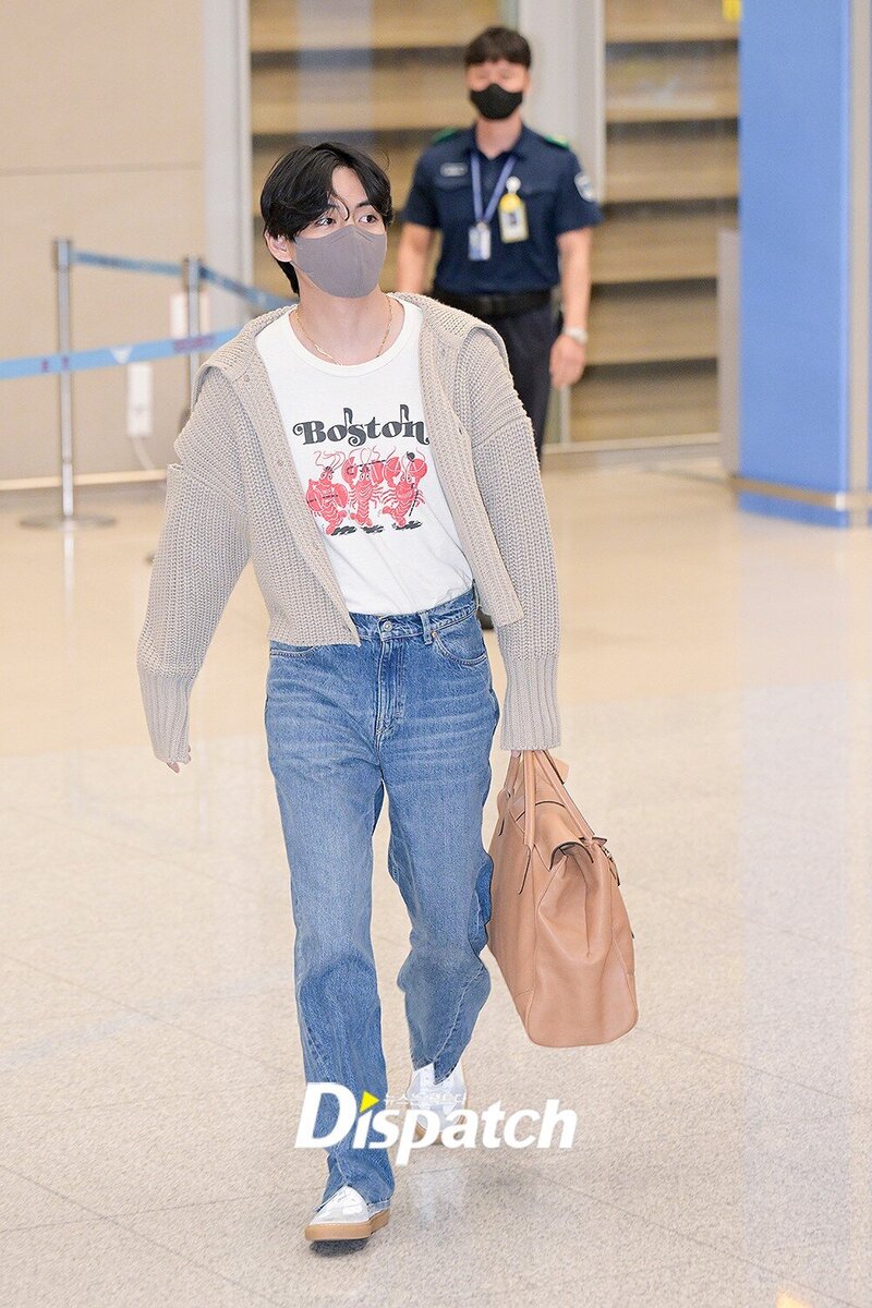 220901 BTS V at Incheon International Airport documents 6