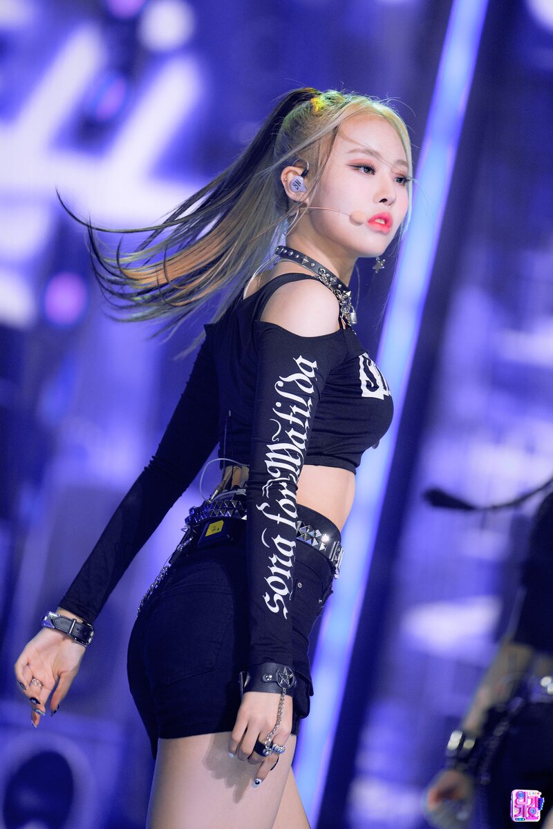 220904 Billlie Sheon - 'RING ma bell (what a wonderful world)' at Inkigayo documents 2
