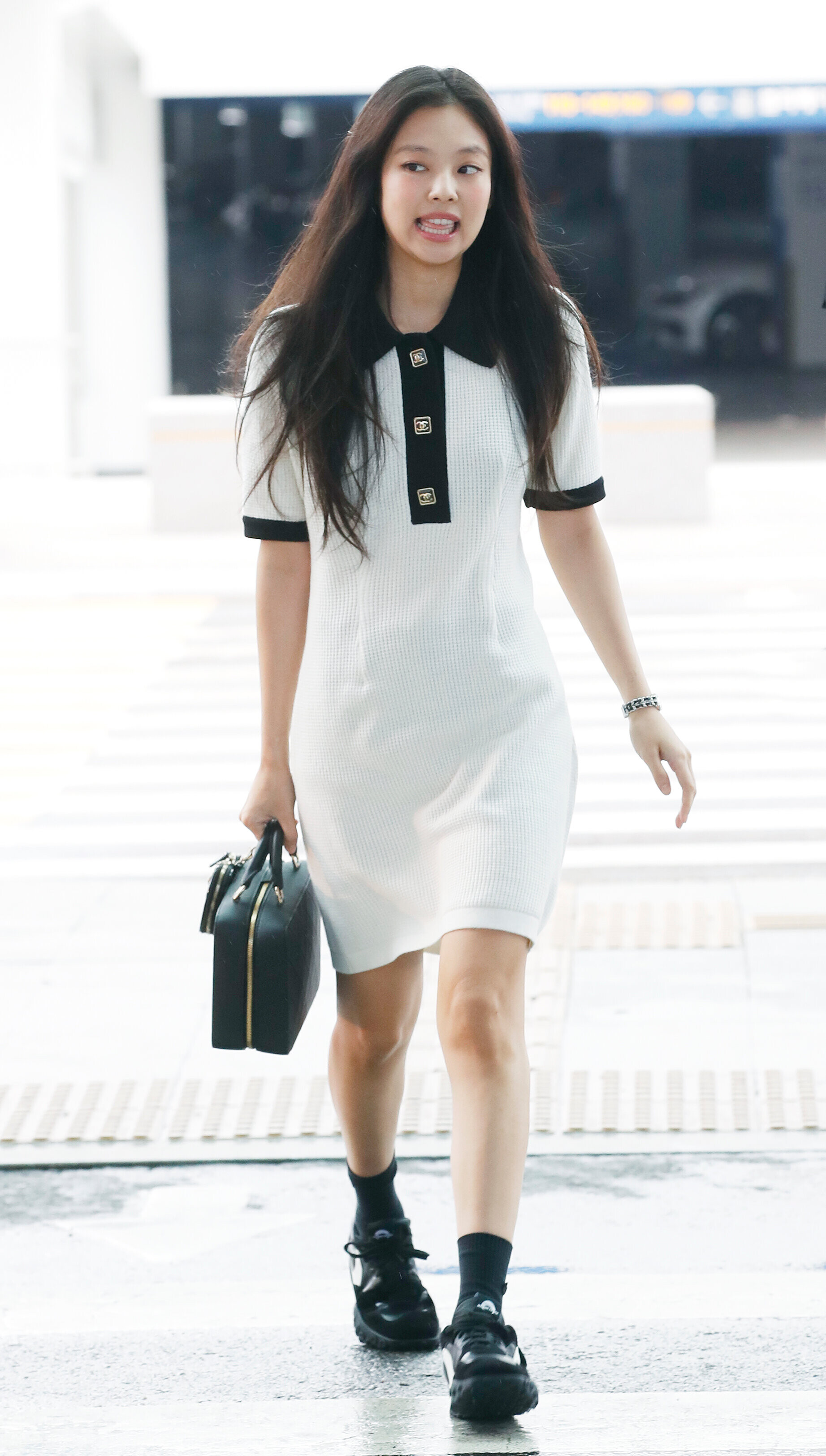 X 上的ᴱᴬᴿᵀᴴ ᴶᴱᴺᴺᴵᴱ：「Chanel released official photos of Jennie appearance in  ICN airport go to Paris Jennie showed off her fashionista side. The white  long trench coat worn by Jenni