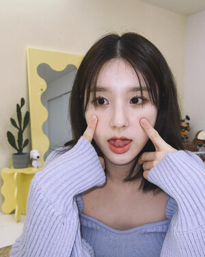 230425 Heejin Instagram Update