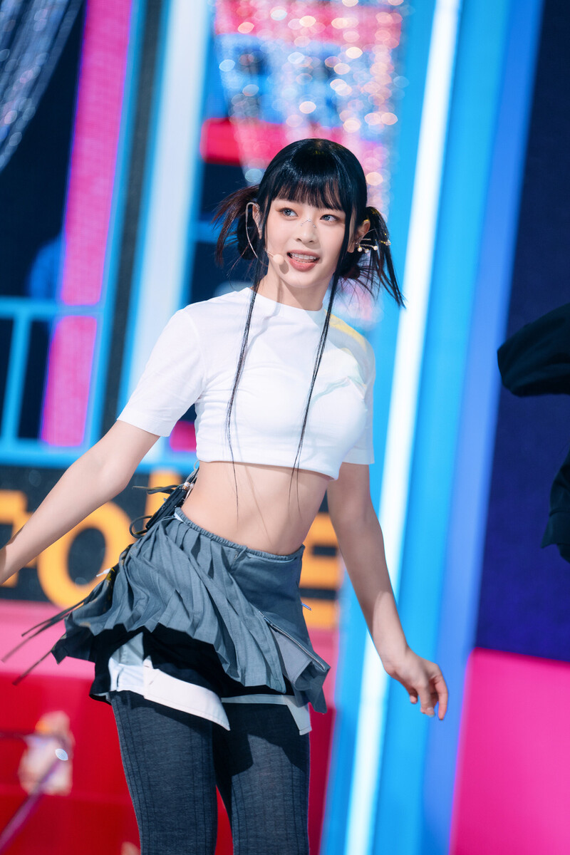 220807 NewJeans Hanni 'Cookie' at Inkigayo documents 7