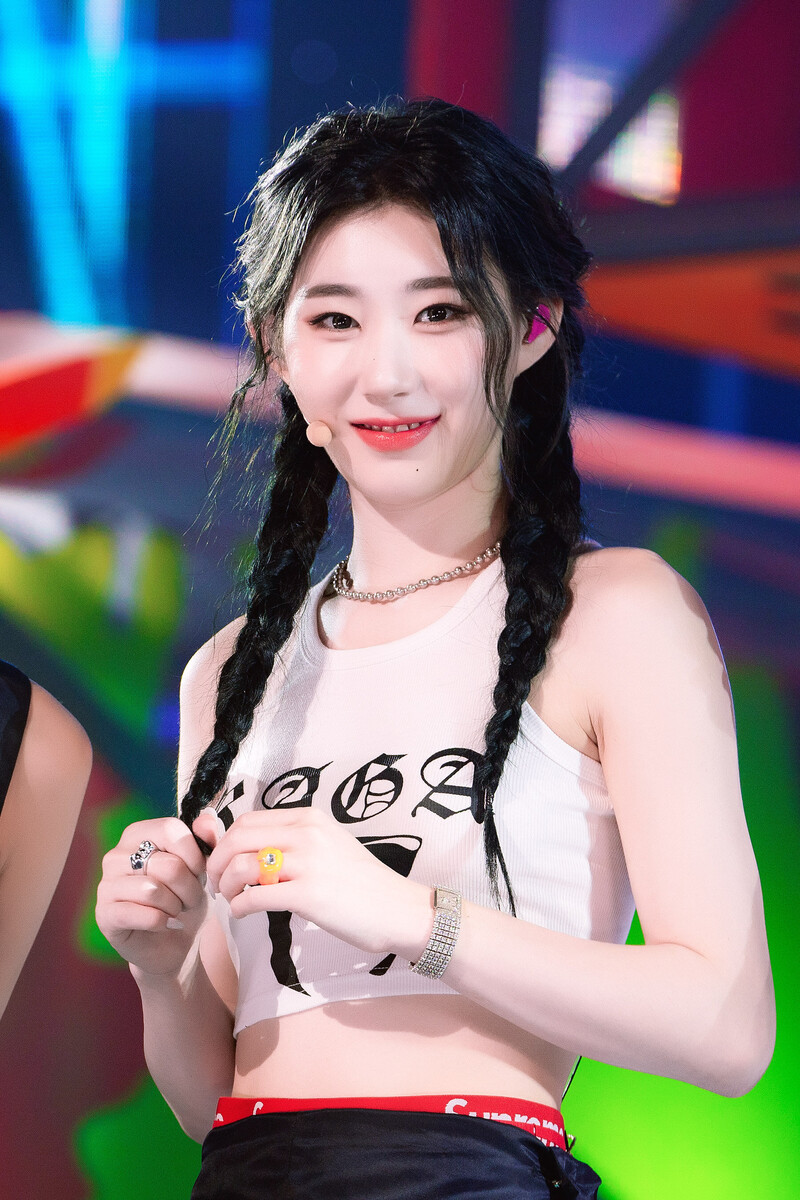 230806 ITZY Chaeryeong - ‘CAKE’ at Inkigayo | kpopping