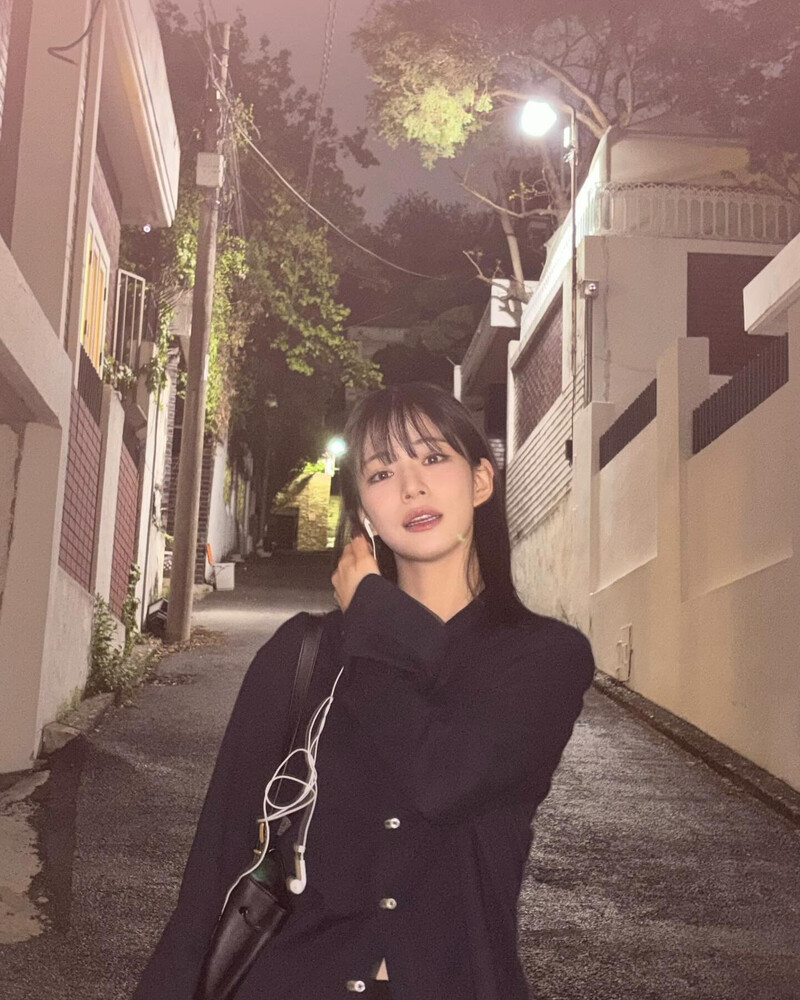 240424 fromis_9 Chaeyoung Instagram Update documents 4