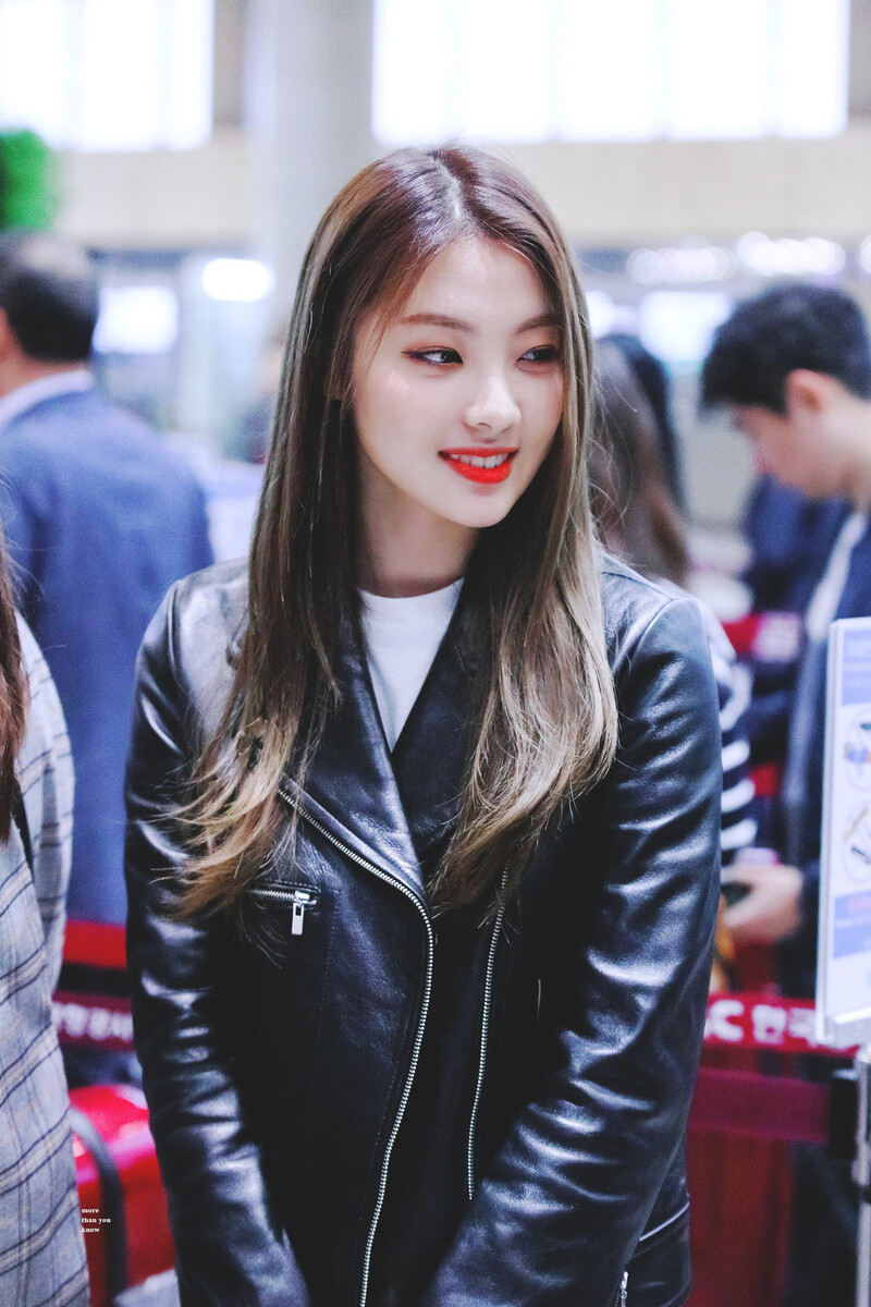 180511 Weki Meki Lucy at Gimpo Airport documents 2