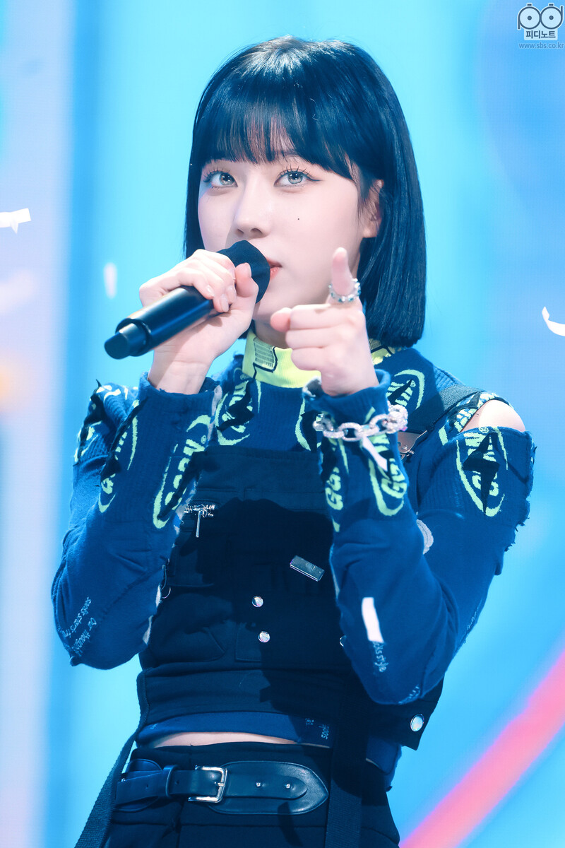 211024 aespa - 'Savage' + No.1 Encore Stage at Inkigayo documents 16