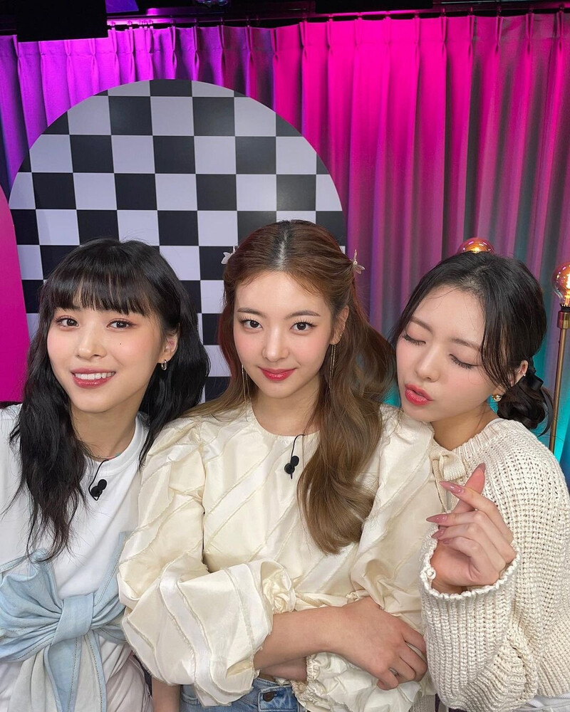 220509 ITZY Instagram Update - Special Behind Photo documents 1