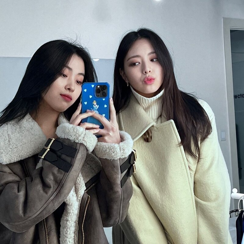 220408 ITZY Instagram Update - Ryujin & Yuna documents 7