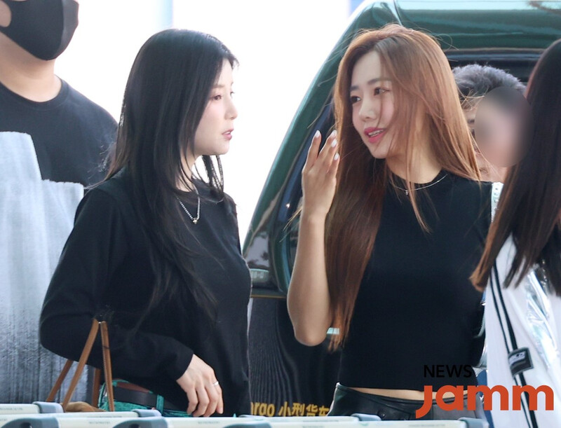 230908 APINK at Incheon international airport documents 4