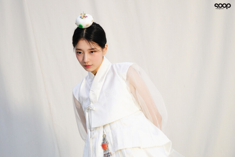 240108 SOOP Naver Post - Suzy - Elle Korea January Issue Photoshoot Behind documents 2