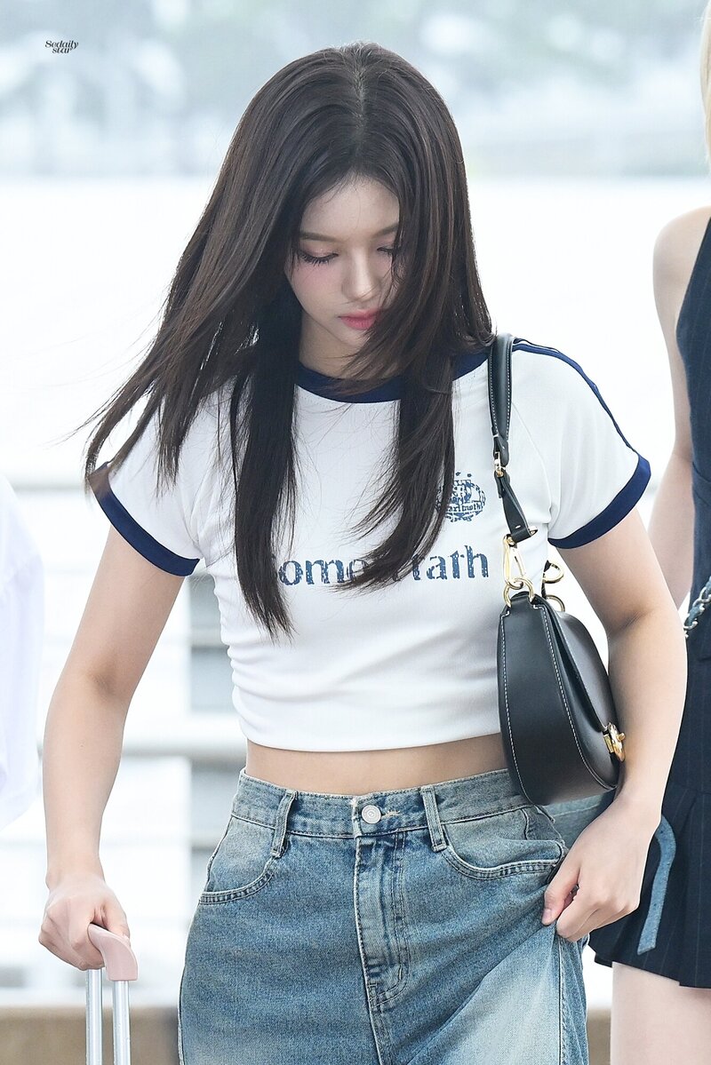 240718 NMIXX Sullyoon at Incheon International Airport documents 3