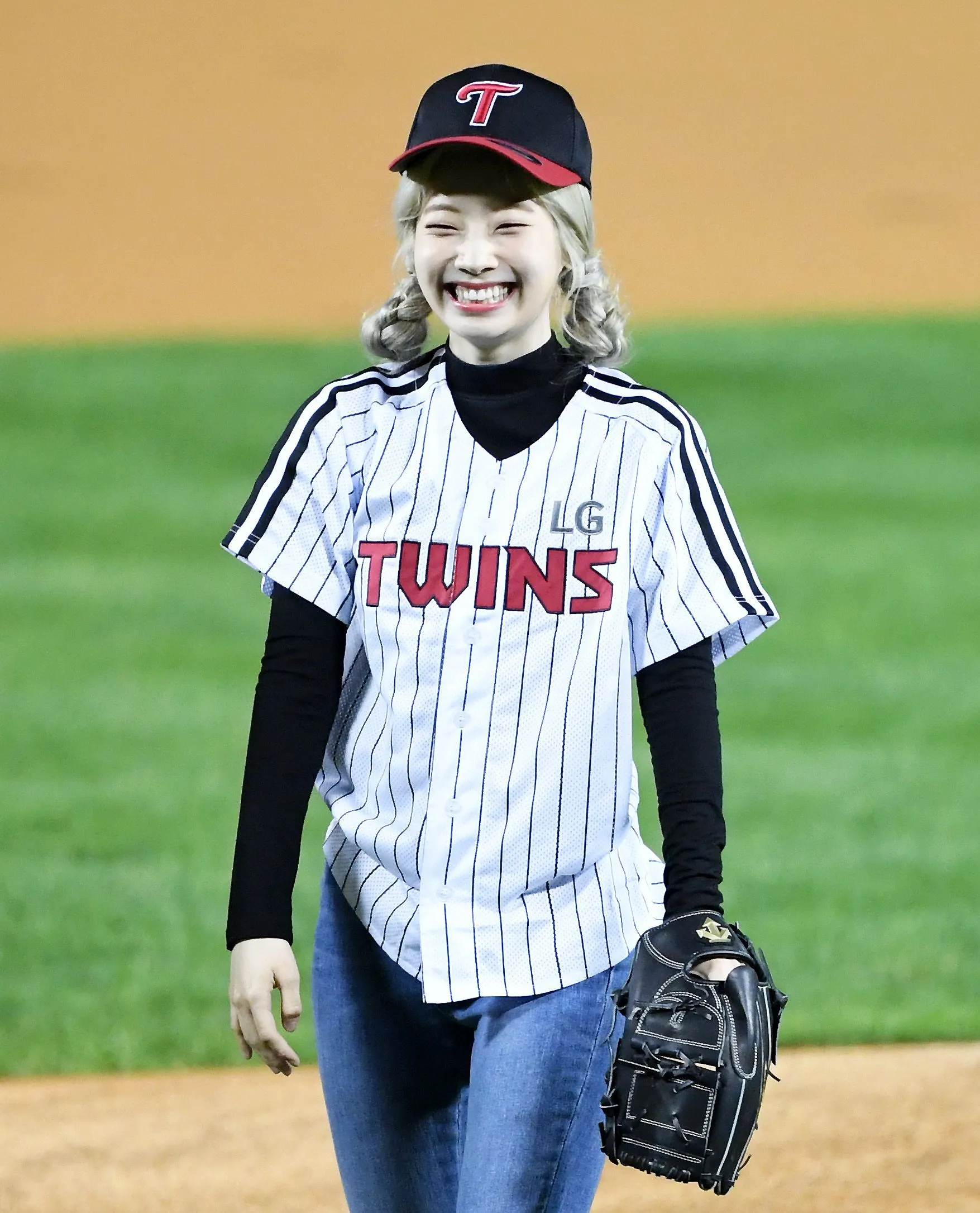 Dahun threw the opening pitch for LG Twins! - Twice Portal