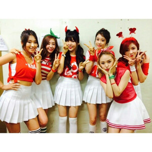 140614 G.NA Instagram update w/ Jiyeon, Hyoseong, Bora, Raina, and Elkie