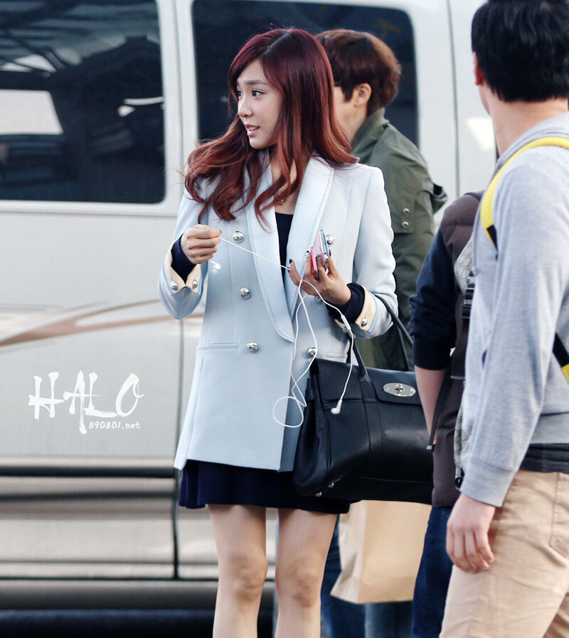 130308 Girls' Generation Tiffany at Incheon Airport documents 9