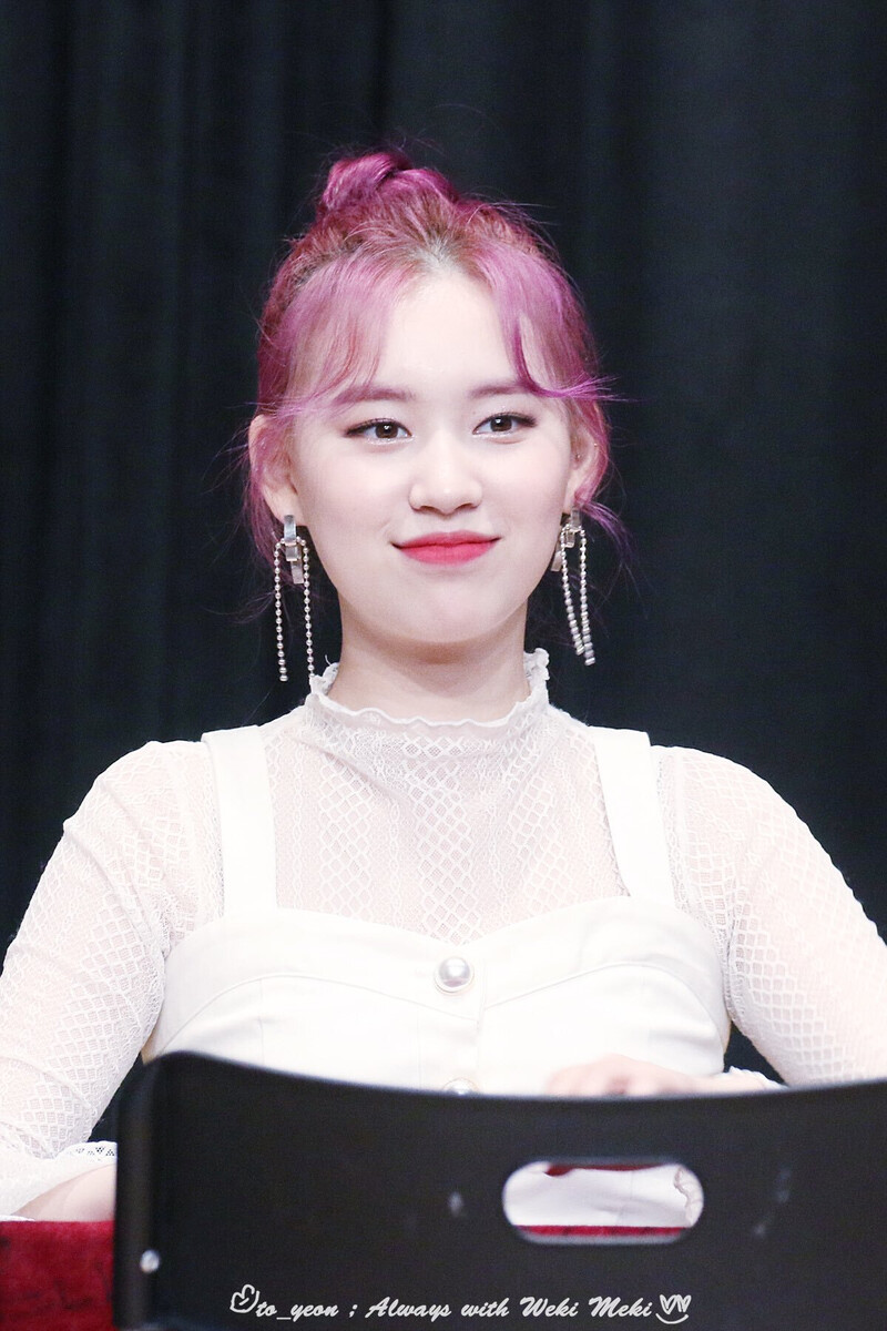 181125 Weki Meki Elly at Busan 'KISS, KICKS' Fansign documents 1