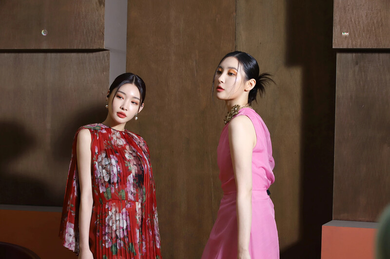 210510 MNH Naver Post - Sunmi & Chungha's Marie Claire Photoshoot Behind documents 7