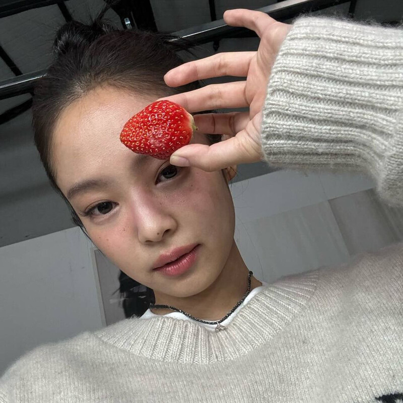 231205 - JENNIE Instagram Update documents 1