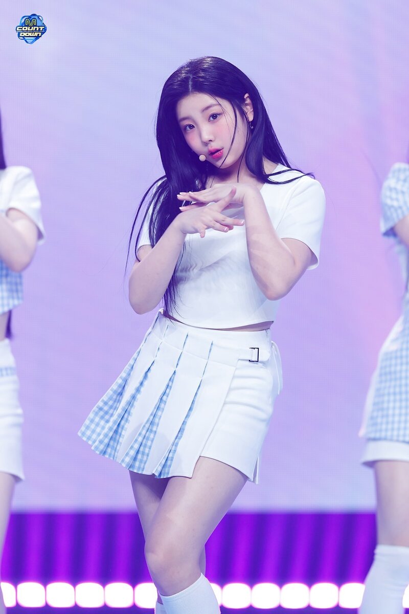 240411 ILLIT Wonhee - 'Magnetic' at M Countdown documents 17