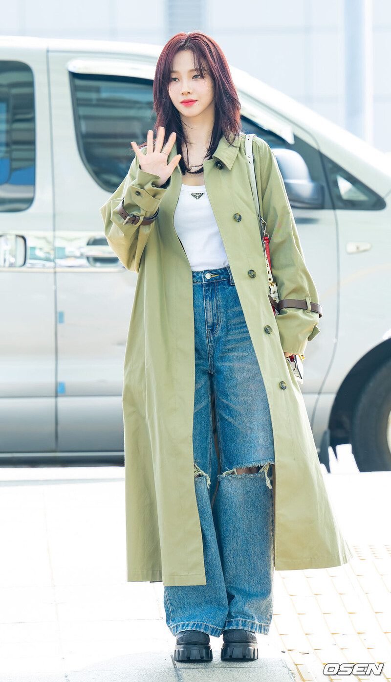 241011 aespa Karina at Incheon International Airport documents 10