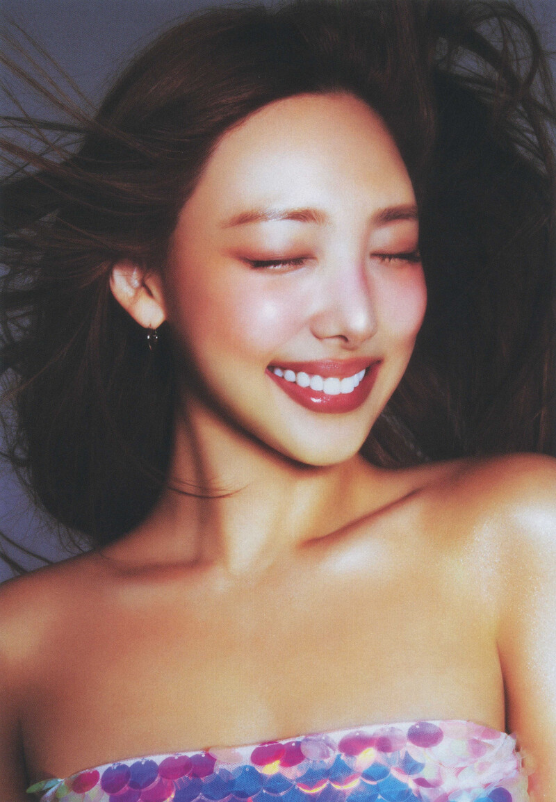 NAYEON 2nd Mini Album 'NA'  SCAN Photobook documents 9