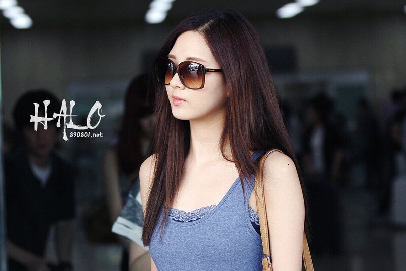 120623 Girls' Generation Seohyun at Gimpo Airport documents 1