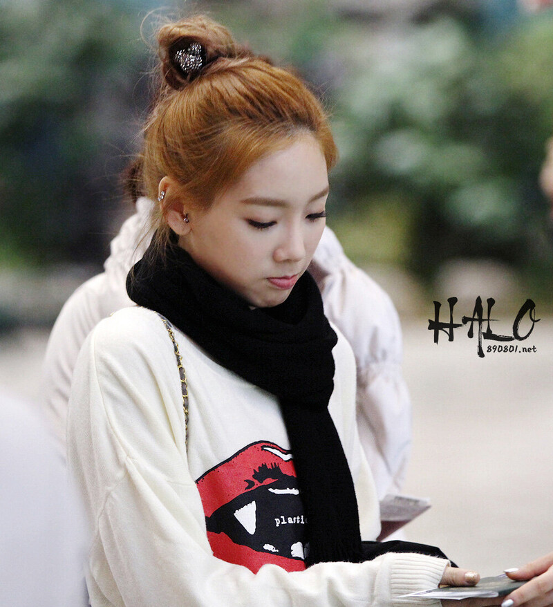 130302 Girls' Generation Taeyeon at Gimpo Airport documents 3