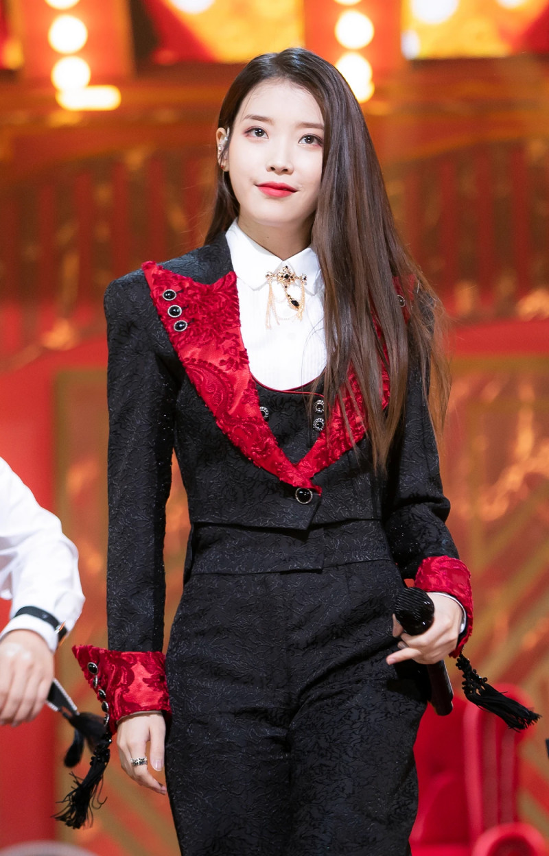 210328 IU - 'Coin' + 'LILAC' at Inkigayo documents 5