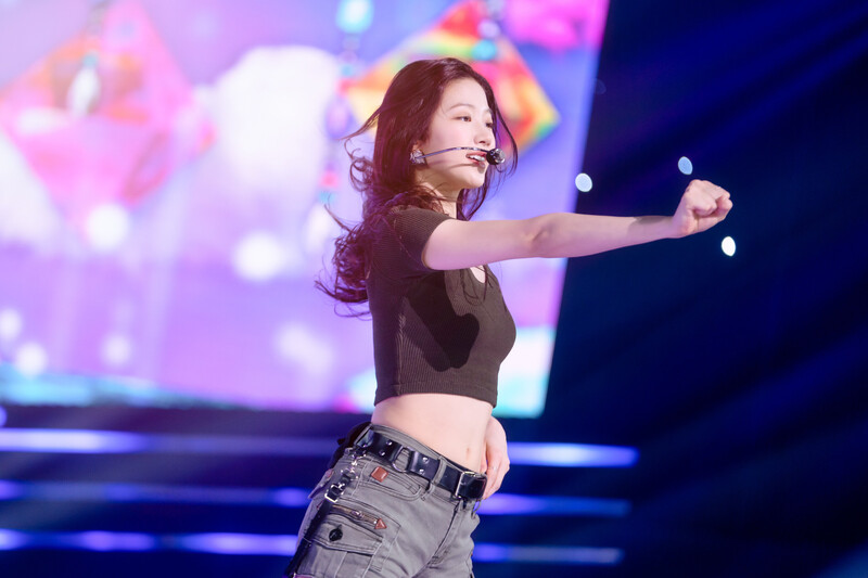 220508 LE SSERAFIM Kazuha - 'Blue Flame' at Inkigayo documents 14