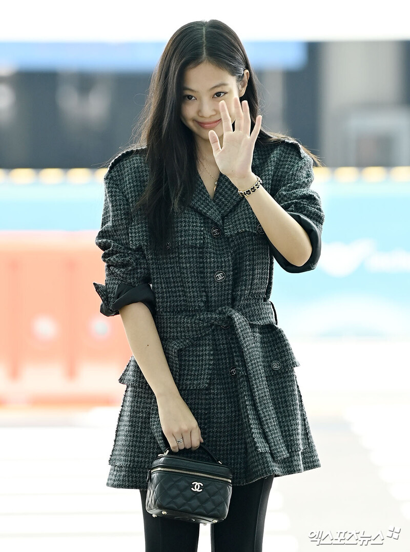 221002 BLACKPINK Jennie documents 19