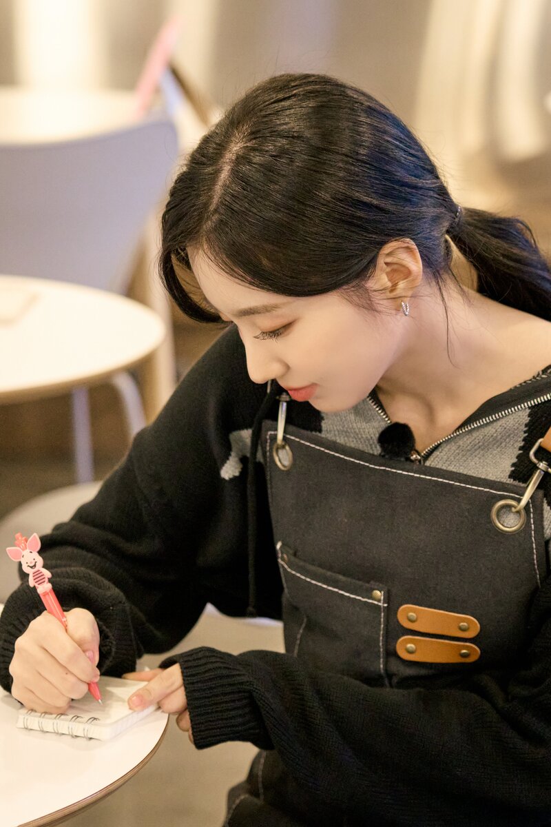 240419 WAKEONE Naver Post - Kep1er Yeseo - 'Kep1er’s Croffle Cafe' Behind documents 2