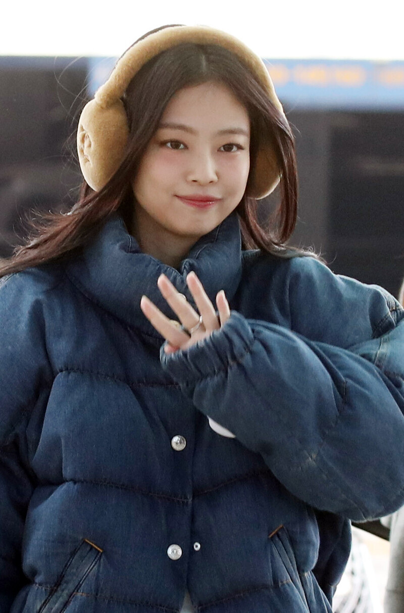 241110 JENNIE at Incheon Airport documents 4