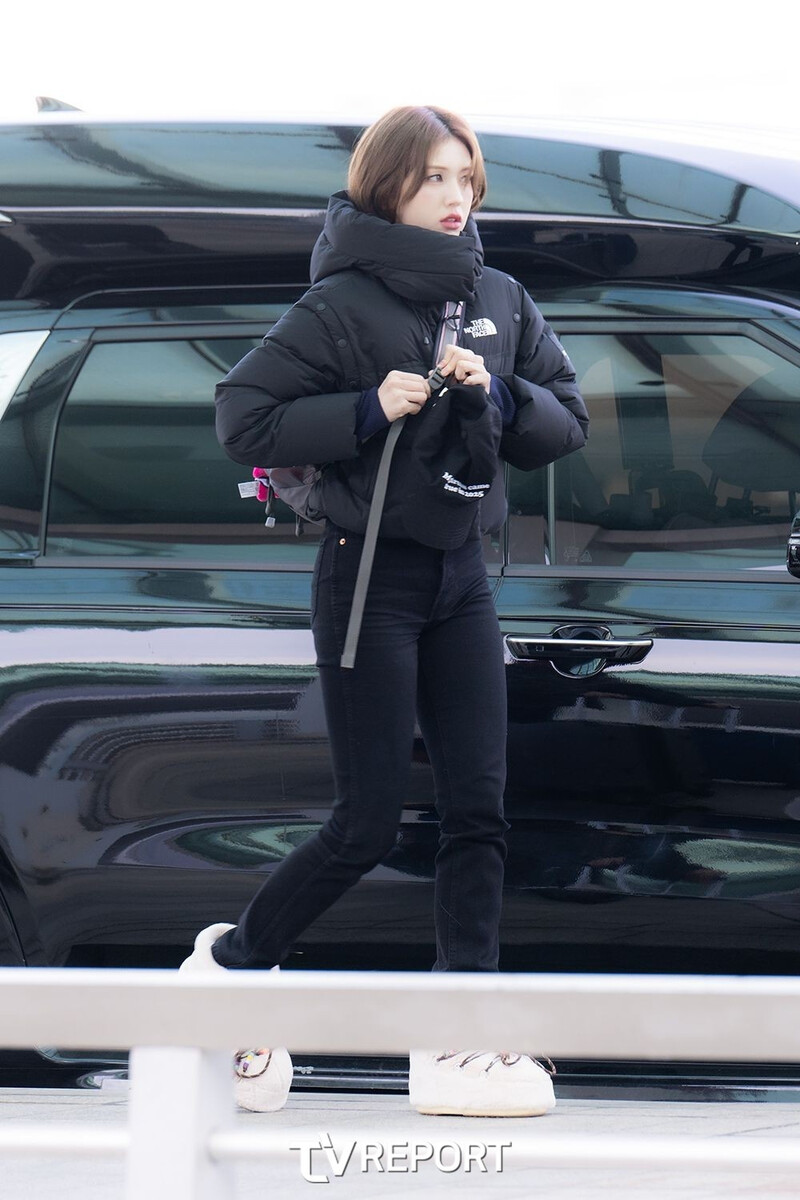 250102 Jeon Somi at Incheon Airport documents 8