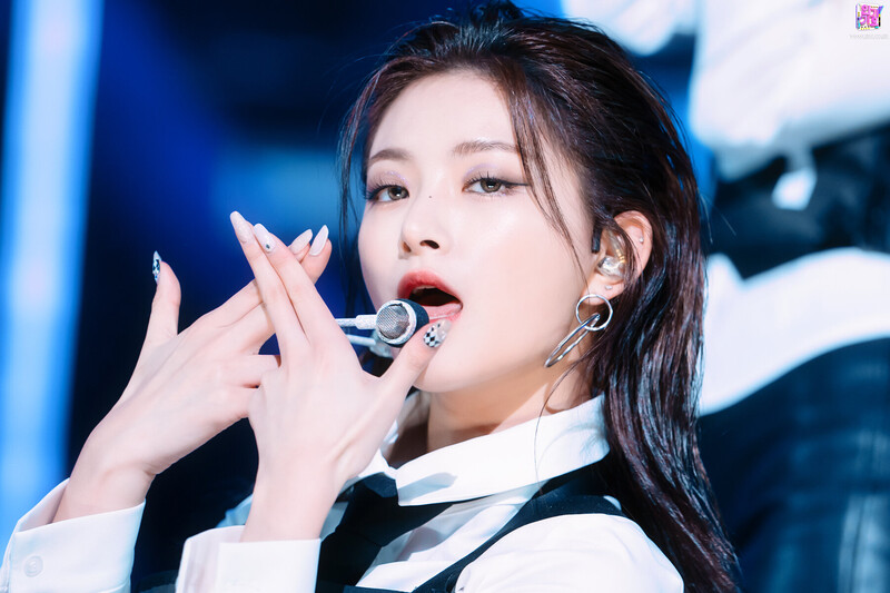 211212 EVERGLOW Yiren - "Pirate" at Inkigayo documents 14