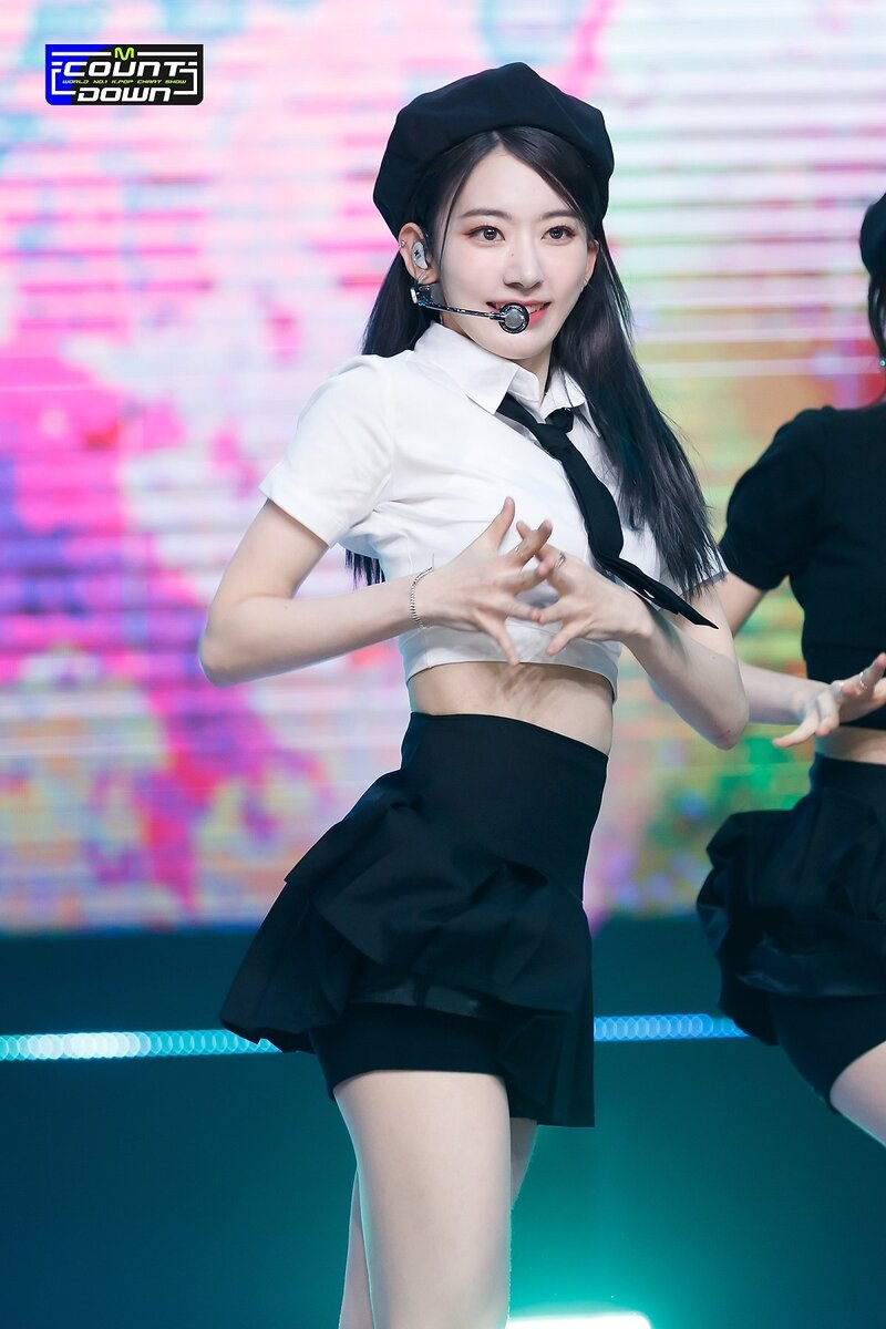 220505 LE SSERAFIM's Sakura - 'Fearless' and 'Bue Flame' at M Countdown documents 15