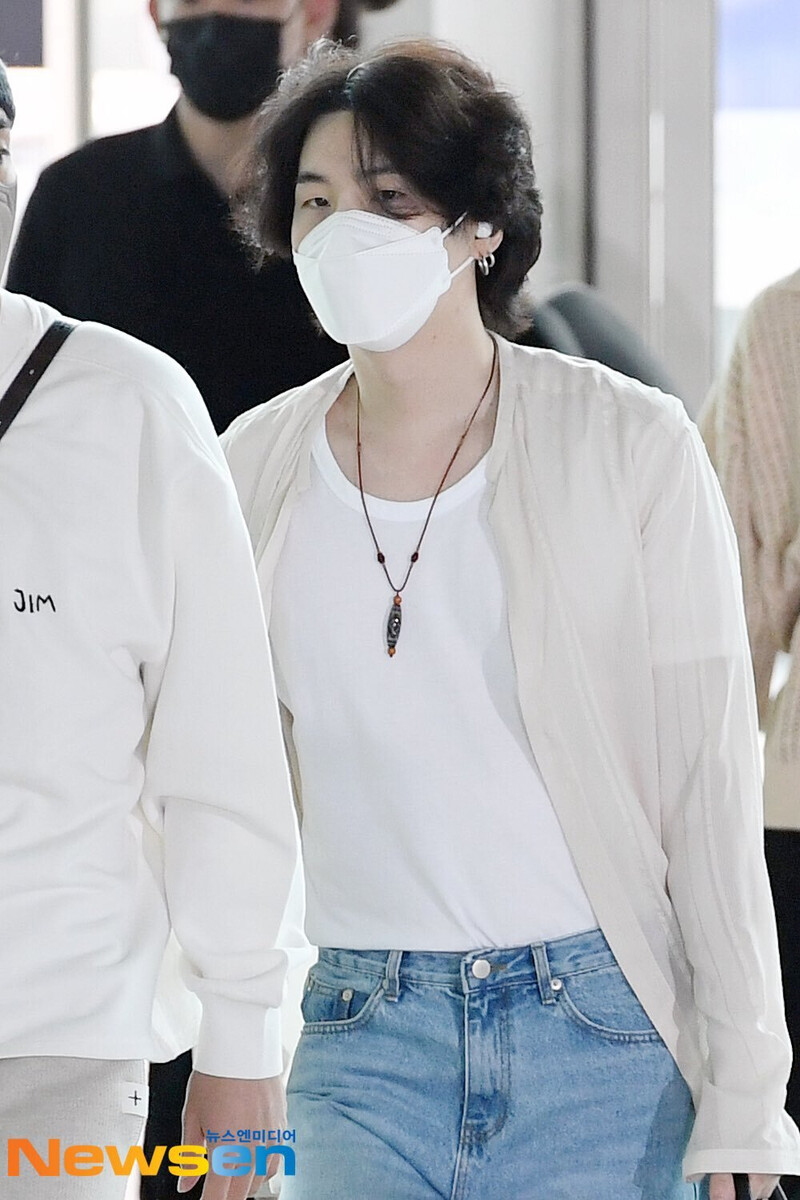 220529 BTS at Incheon International Airport documents 7