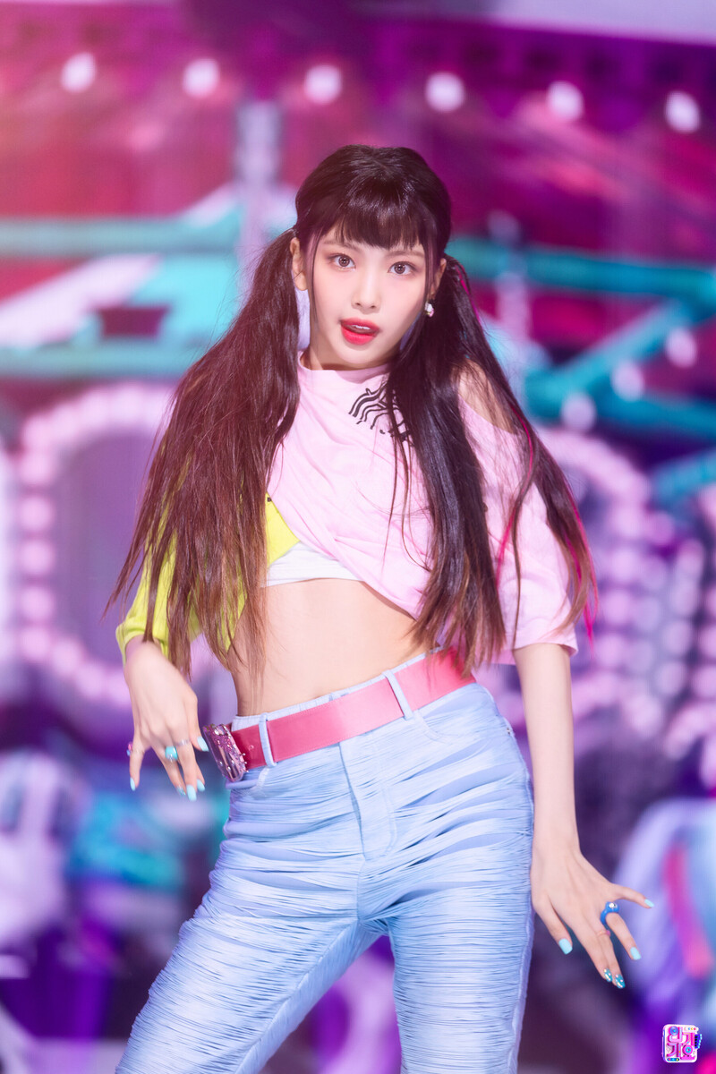 220821 NewJeans Hyein - 'Attention' at Inkigayo documents 25