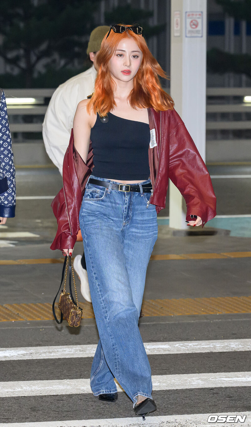 230928 LE SSERAFIM Yunjin at Incheon International Airport documents 5