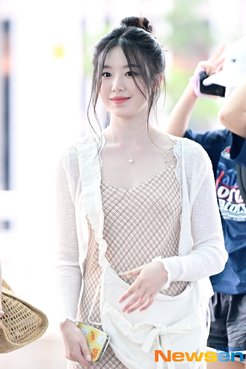 240608 (G)I-DLE Shuhua at Incheon Imternational Airport documents 8