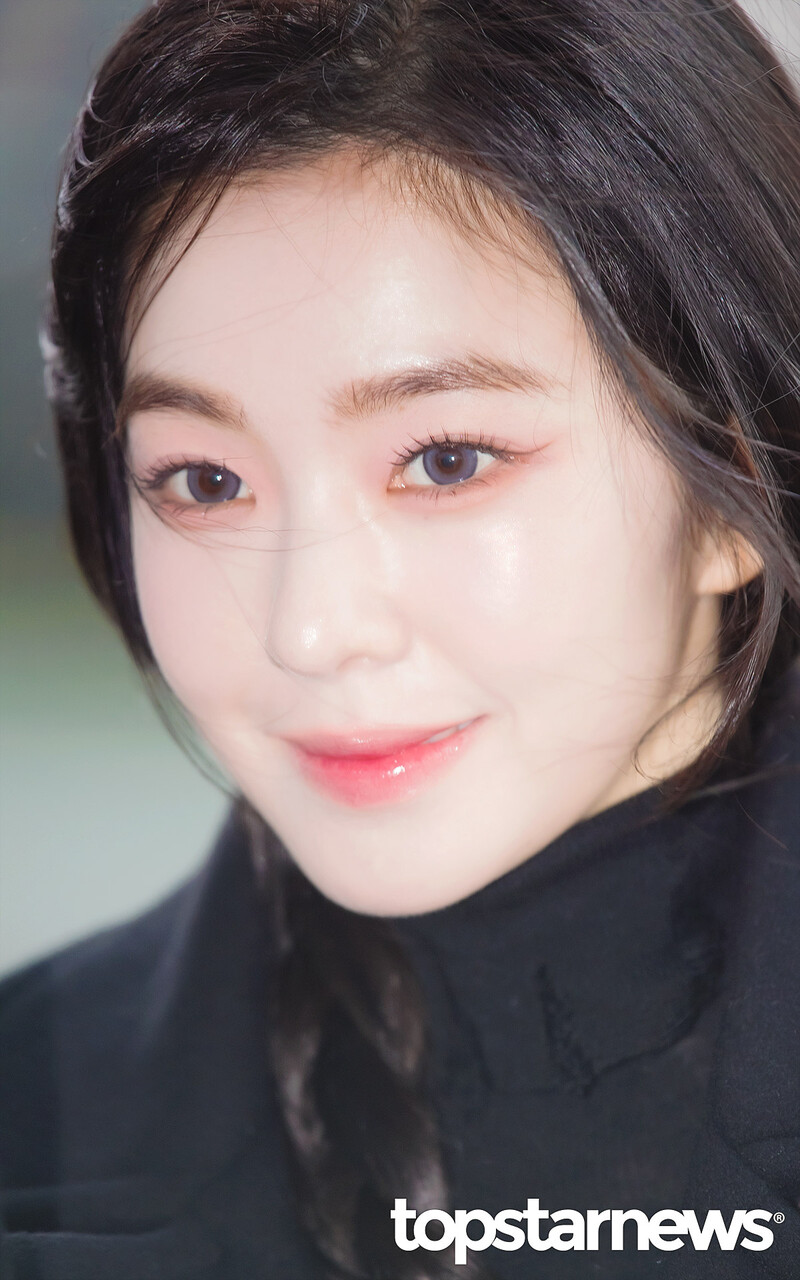 250106 Red Velvet Irene at Inceon Airport documents 1