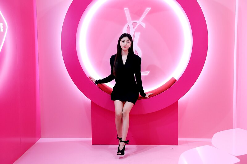 220212 8D Naver Post - Kang Hyewon - YSL Event Behind documents 9
