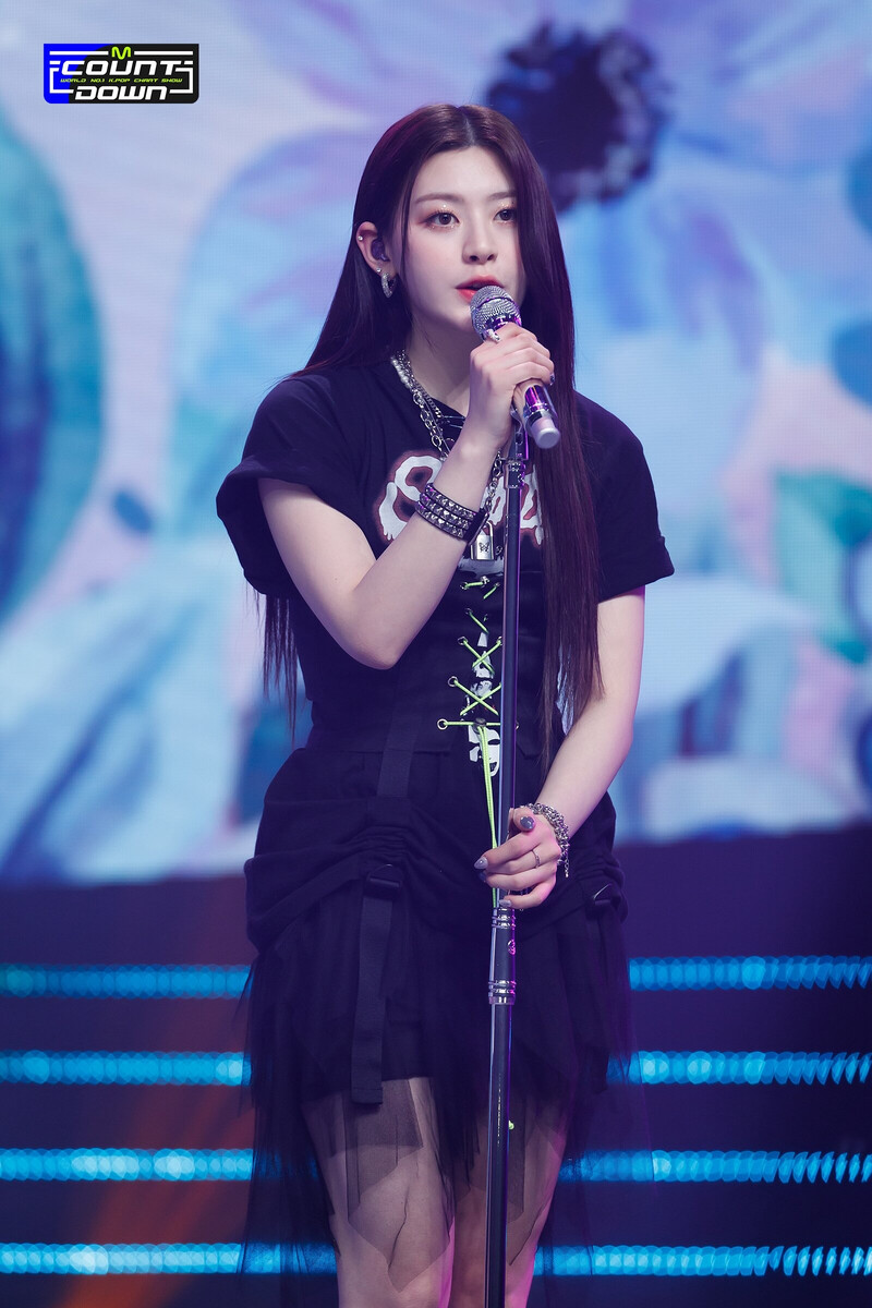 220224 STAYC - 'BUTTERFLY' + 'YOUNG LUV' at M Countdown documents 11